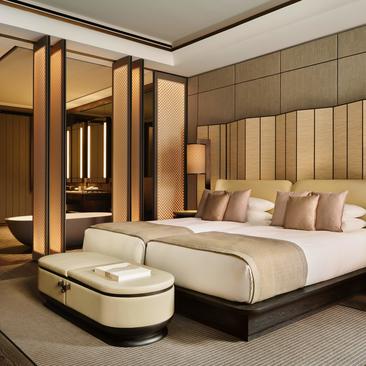 Grand Suite com cama estilo plataforma e banheira independente no Aman New York.