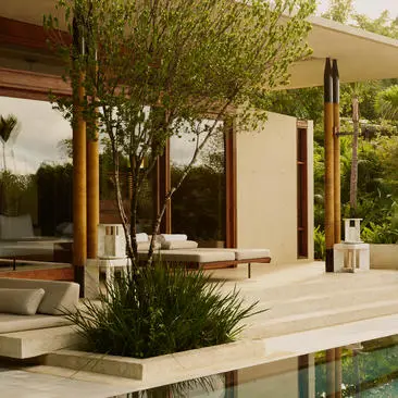 Casita con vistas a la bahía y piscina en Amanera resort, con terraza abierta y vegetación tropical.