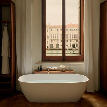 Vasca da bagno ovale in marmo bianco con vista sul Canal Grande, Aman Venice.
