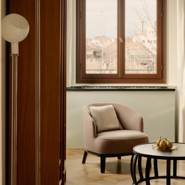 安缦威尼斯酒店走廊，远处可见座椅和窗户。