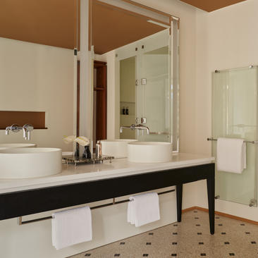 安缦威尼斯酒店浴室，可眺望大运河，设有宽敞洗手台和现代玻璃淋浴间。