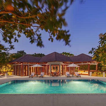 Villa de dos dormitorios con piscina al atardecer en Amanpulo resort.