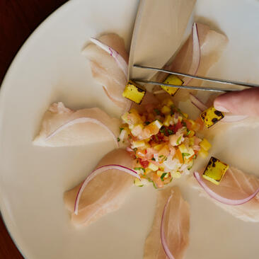 Plato con flores comestibles y maíz en Amanera resort.