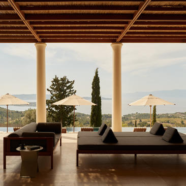 安缦卓熠度假村的别墅露台，配有座位区和山景。