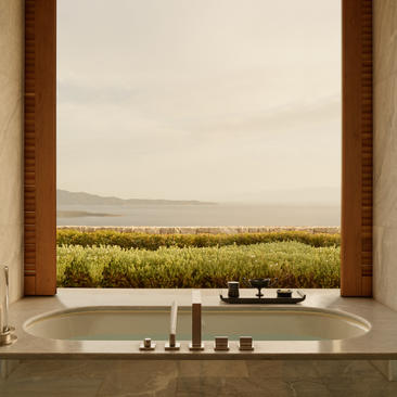 安缦卓熠度假村的别墅浴室，浴缸面向广阔的山谷景观。
