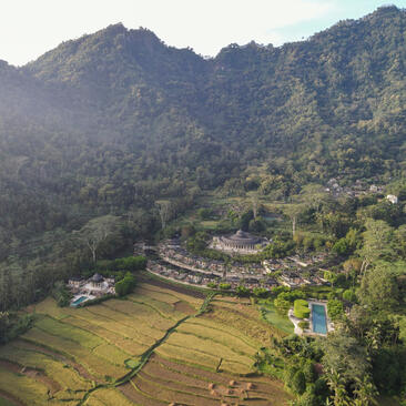 安缦齐和度假村坐落于层叠的绿色山谷中，建筑依山而建。