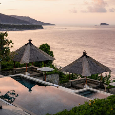 Coucher de soleil sur l'océan depuis la piscine à débordement d'Amankila, resort en Indonésie.