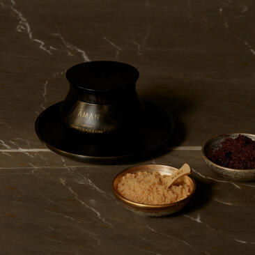 Spa del hotel Aman New York: tazas de té y especias sobre mármol oscuro.