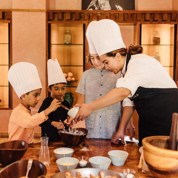 Enfants participant à un atelier culinaire à Amanjena, resort au Maroc.