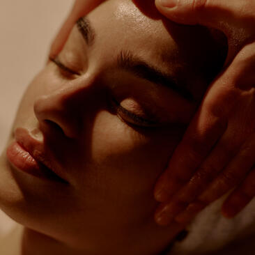 Terapeuta applica un trattamento viso presso la spa dell'hotel Aman New York.