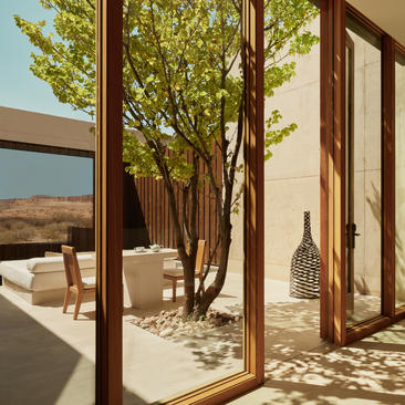 Suite con piscina nel deserto ad Amangiri resort, con vedute sul paesaggio arido attraverso grandi finestre.