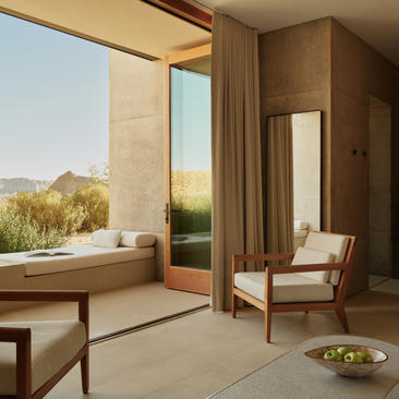 Suite nel deserto ad Amangiri con finestre aperte sul paesaggio arido circostante e arredamento minimale.