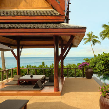 安缦璞瑞度假村豪华海景泳池别墅，设有木质遮阳棚、日光浴床和热带海景。