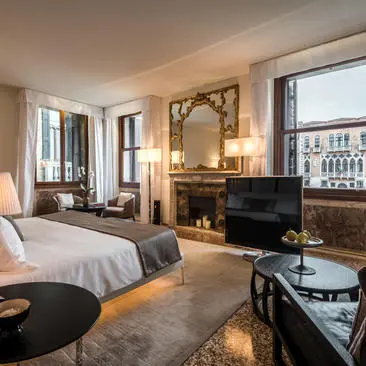 Stanza con letto king-size, camino e vista sul Canal Grande presso Aman Venice.