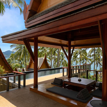 安缦璞瑞度假村的泳池馆亭外观，木制顶棚框架俯瞰棕榈树景。
