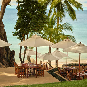 Tavolo sulla terrazza della spiaggia con vista sul mare di Andamano, Amanpuri resort.