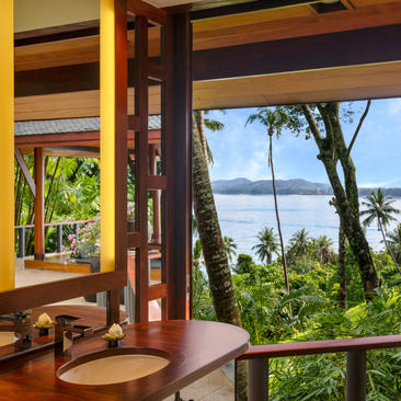 安缦璞瑞度假村的开放式pavilion，木制框架和宽敞的窗户俯瞰海洋景观。