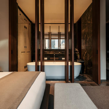 Principale camera da letto con letto king-size e accesso a terrazza presso Aman New York.