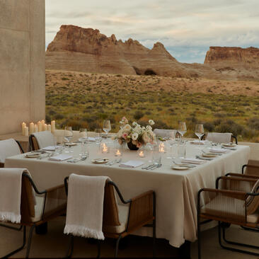 Sala da pranzo privata ad Amangiri con tavolo preparato e vista sulle formazioni rocciose del deserto.
