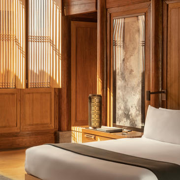 Principal bedroom at Amanyangyun with wooden screens and warm lighting.