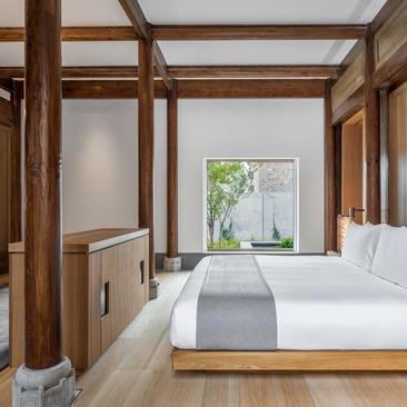 Principal bedroom at Amanyangyun with four-poster bed and garden view.