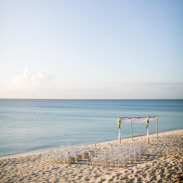 アマンヤラのビーチに設えられた結婚式の祭壇。静かな海と白砂浜が広がるリゾートのセレモニー会場。