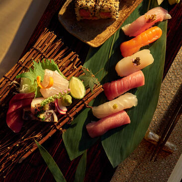 アマン ニューヨークのレストランで提供される、握り寿司と握り寿司を組み合わせた料理。