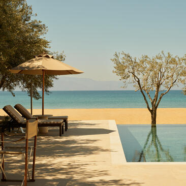 Cabana junto a piscina con vistas al mar en Amanzoe resort.