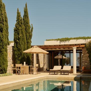 Cabana junto a la piscina en la playa de Amanzoe, resort de Grecia.