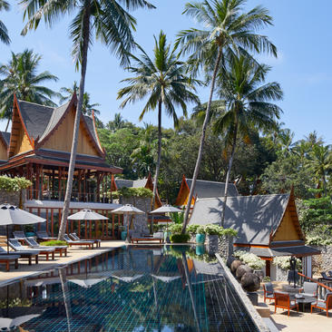 安缦璞瑞度假村的八卧室海洋别墅露台，俯瞰泳池和棕榈树环绕的庭园。