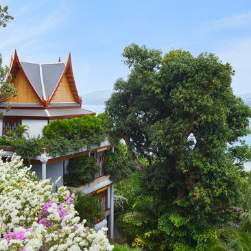 安缦璞瑞度假村的八卧室海景别墅露台，可俯瞰泰国海湾和传统泰式建筑。