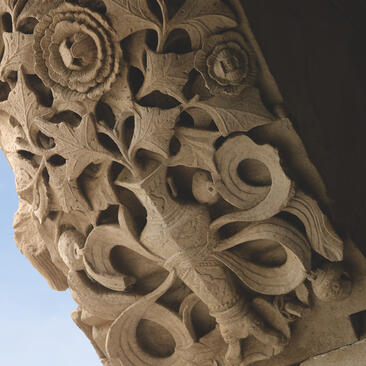 养云安缦度假村的雕刻石柱细节，展现精美的几何图案。