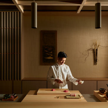Chef Takuma al bancone omakase di Nama presso Aman New York.