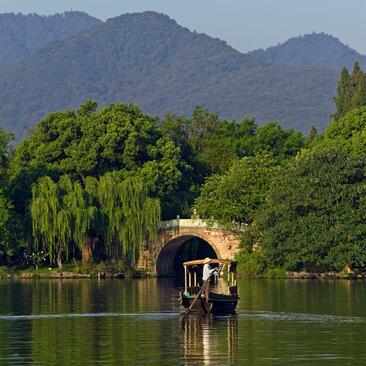 Amanfayun, Lake
