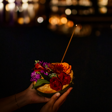 アマンヤラ リゾートで、ロイクラトン祭りの灯籠供養の儀式を行う手持ちの花飾り。