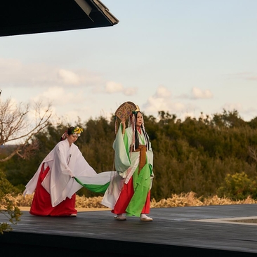 传统舞蹈表演者身着和服在安缦伊沐度假村表演纱伊舞，春日时节。