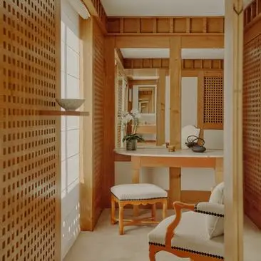 Chambre avec salle de bains attenante aux murs en bois clair à Aman Le Mélézin.