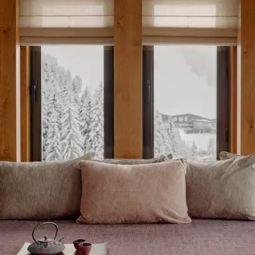 Chambre avec vue sur les montagnes enneigées à Aman Le Mélézin.