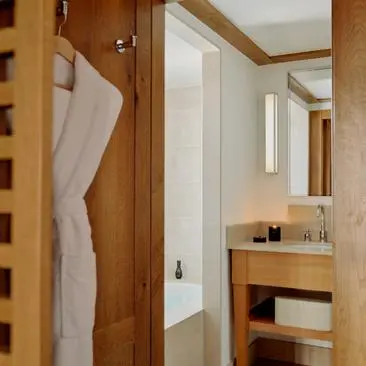 Chambre village avec salle de bains en bois clair, Aman Le Mélézin.