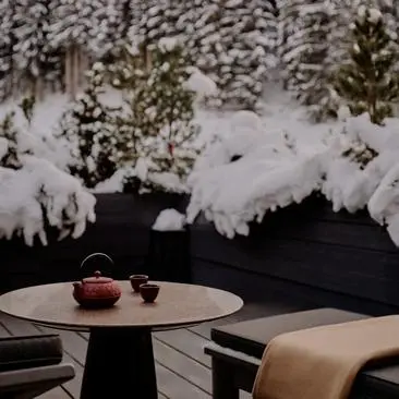 Suite avec vue sur la piste de ski enneigée et zone de détente, Aman Le Mélézin.