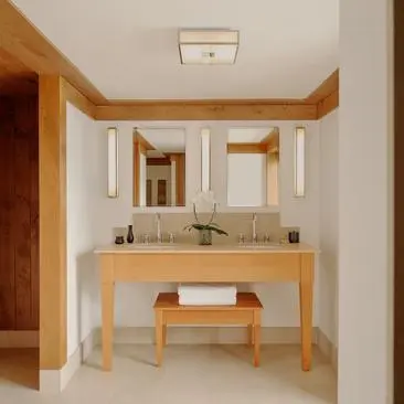 Suite salle de bains avec vasque double et miroir, Aman Le Mélézin.