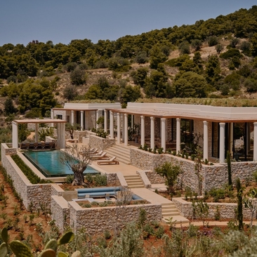 安缦卓熠度假村的三卧室别墅外观,配有游泳池和宽敞的露台,坐落于希腊山丘之上。