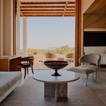 安缦卓熠度假村的三卧室别墅，宽敞起居室拥有落地窗，可俯瞰希腊风景。