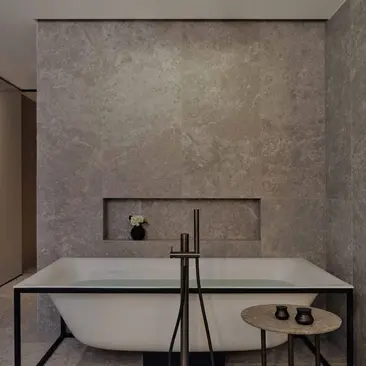 Bagno della suite Aman con vasca in marmo bianco e rubinetteria moderna, Aman Rosa Alpina.