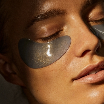 Amandari resort में नर्चरिंग मास्क लगाई गई आँखों के नीचे का उपचार।