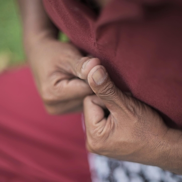 Détail des mains d'une personne en méditation à Amanjiwo resort, Indonésie.