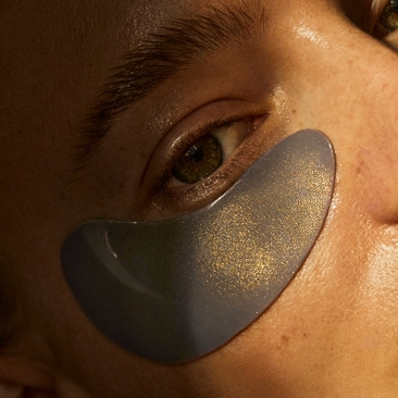 Détail d'une personne portant un masque facial gris au resort Amankila à Bali.