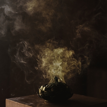 Arrangement de fleurs séchées jaunes dans un vase noir, Amankila resort.