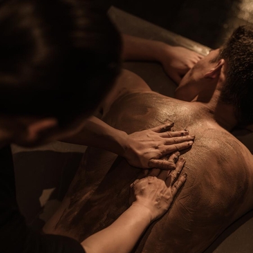 养云安缦度假村水疗中心，专业人士为客人进行身体磨砂护理。