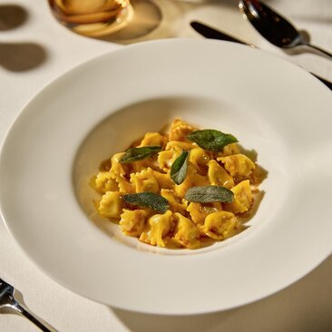 安缦威尼斯酒店餐饮处供应的玉米笋和豌豆炒蛋盘